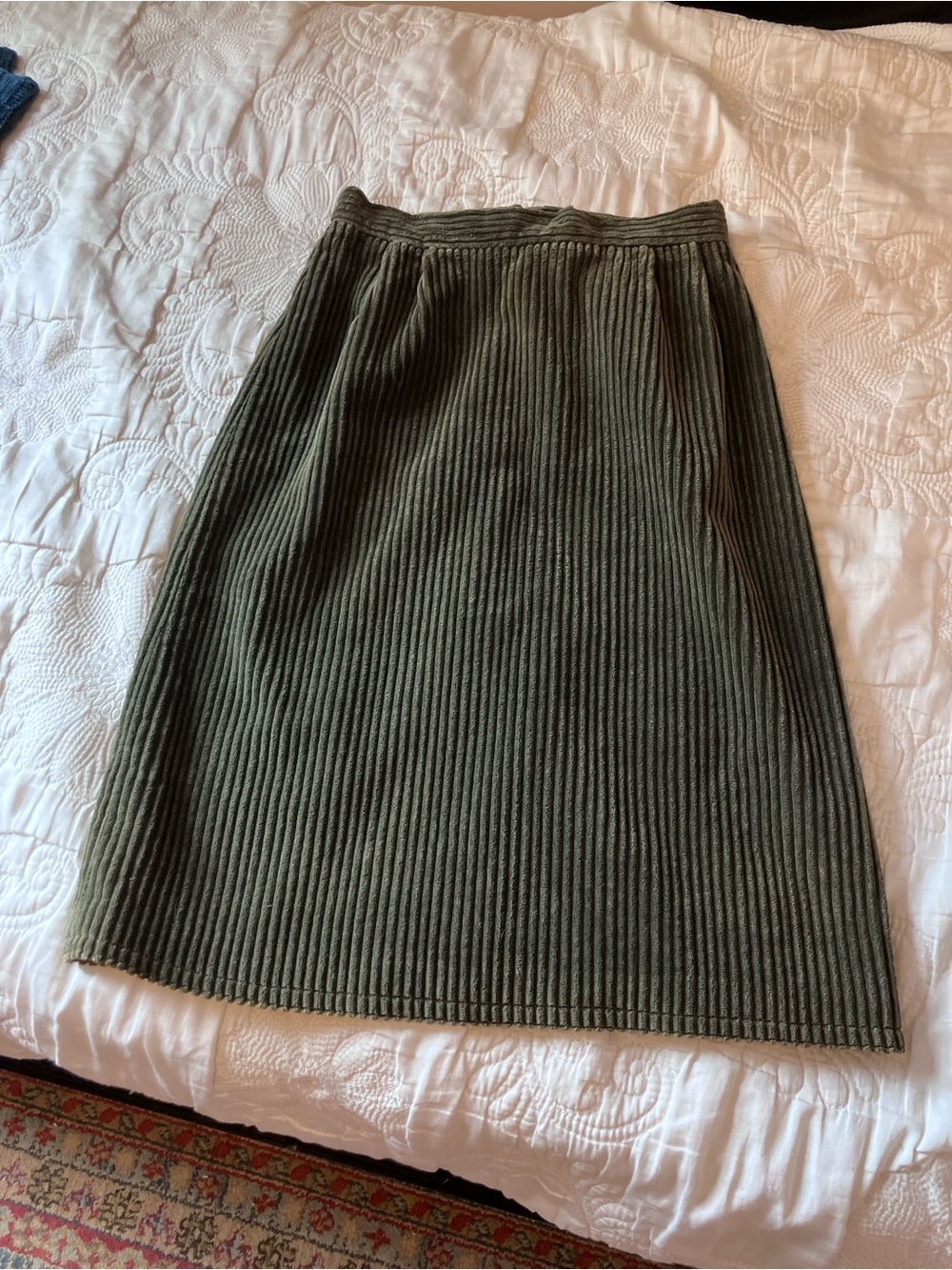 Awesome Vintage Corduroy Harve Benard Olive Ribbed Midi Skirt, Women’s size 8